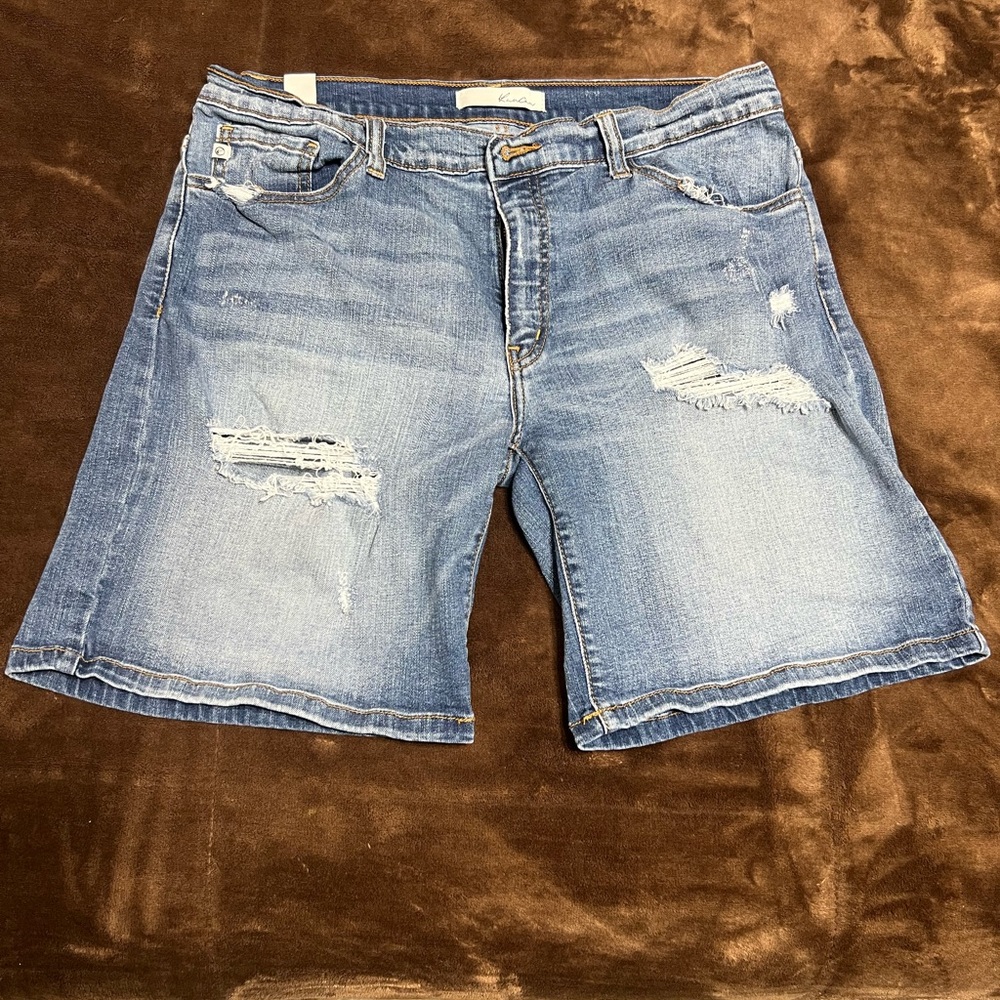 Woman’s size 29 KanCan jean Bermuda shorts
